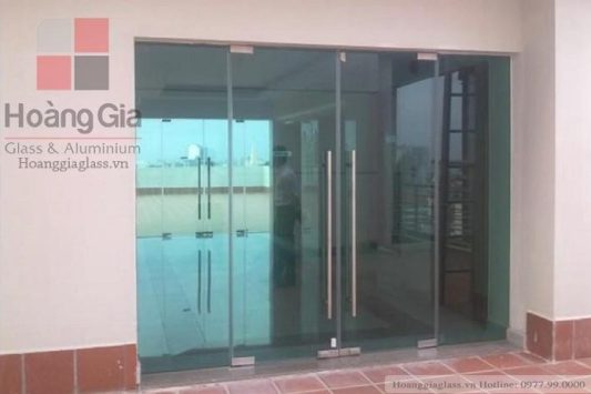 Cửa kính thủy lực 4 tấm Hoàng Gia Glass thi công