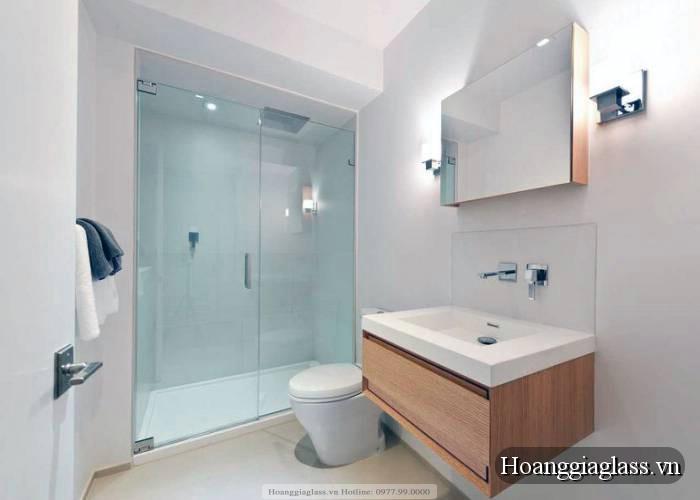 vách kính nhà tắm cửa mở quay
