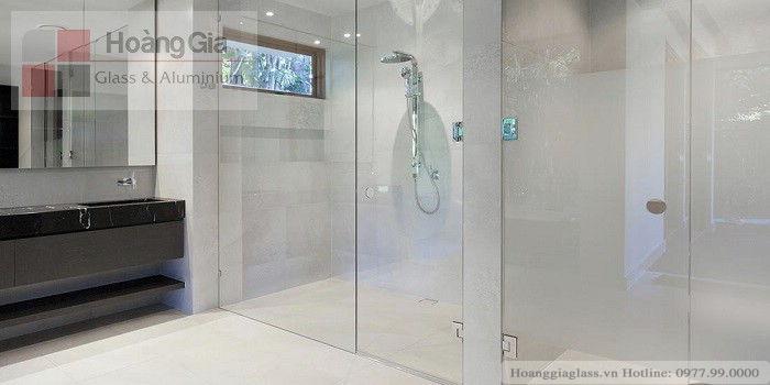 Vách kính văn phòng với kính phun cát mờ