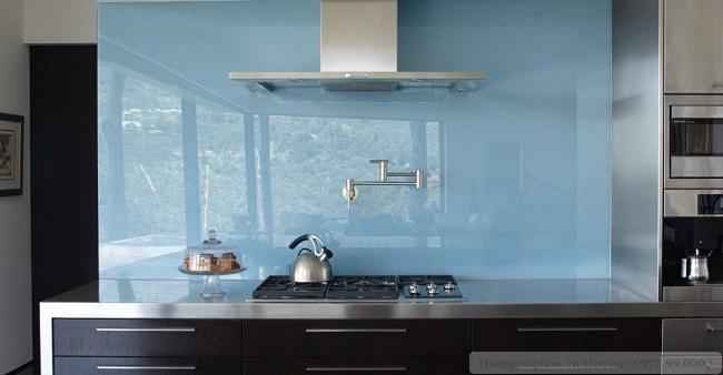 Kính ốp bếp màu trắng xanh trang nhã