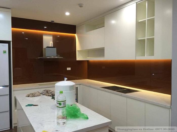 Kính ốp bếp màu nâu hợp với tuổi nào mệnh nào? Kính ốp bếp màu nâu