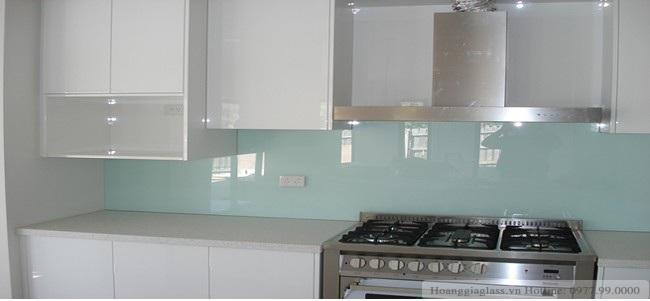 Lắp đặt kính ốp bếp màu trắng xanh giá rẻ