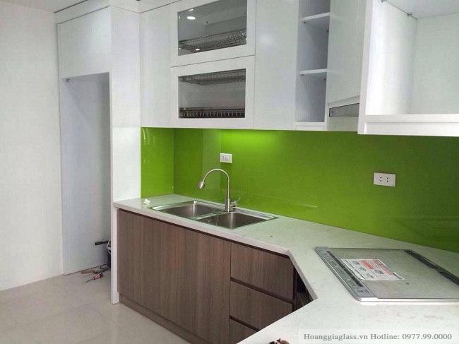 Địa chỉ lắp kính ốp bếp màu xanh non tại Hà Nội Kính ốp bếp màu xanh non kết hợp với tủ bếp màu trắng