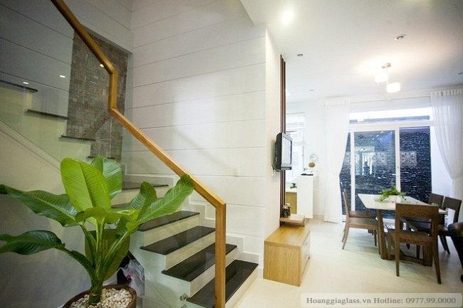 Lan can cầu thang kính sử dụng pad đơn giá rẻ tại Hà Nội
