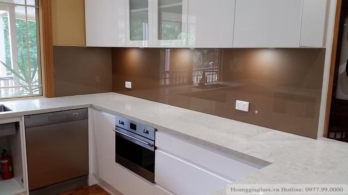 Kính ốp bếp màu nâu hợp với tuổi nào mệnh nào? Kính ốp bếp màu nâu trơn