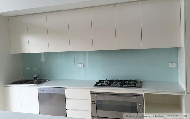 Kính ốp bếp màu trắng xanh kết hợp với tủ bếp màu trắng